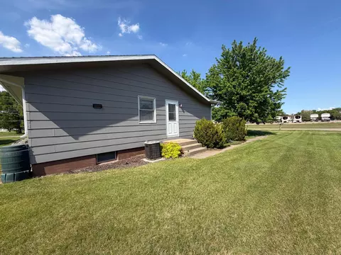 Exterior - 405 S 3rd St, Oakes, ND 58474 photo 7 of 8