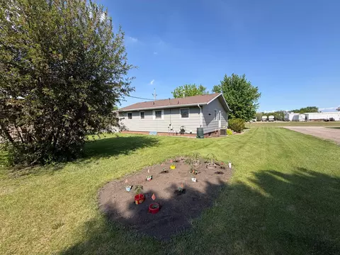 Exterior - 405 S 3rd St, Oakes, ND 58474 photo 5 of 8