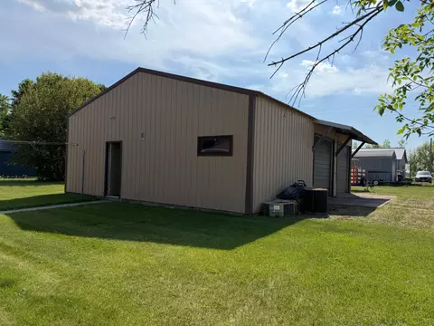Exterior - 405 S 3rd St, Oakes, ND 58474 photo 3 of 8