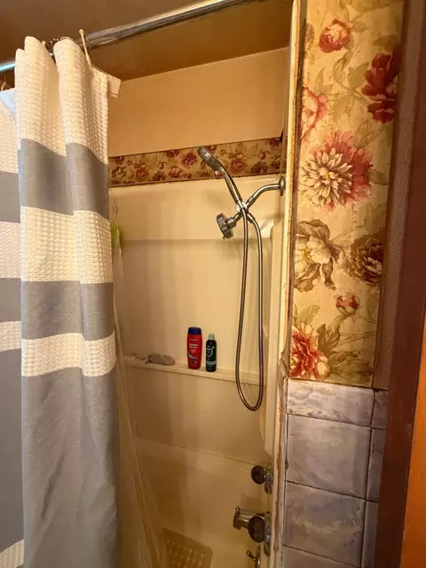 Bath - 405 S 3rd St, Oakes, ND 58474 photo 1 of 3