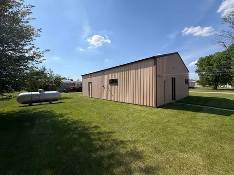 Exterior - 405 S 3rd St, Oakes, ND 58474 photo 6 of 8