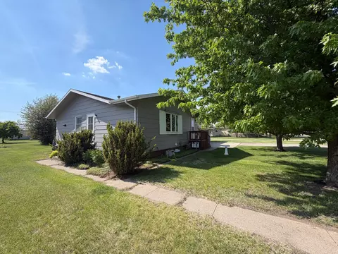 405 S 3rd St, Oakes, ND 58474