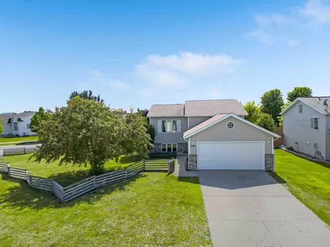 3391 39th St S, Moorhead, MN 56560