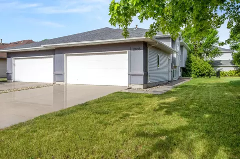 2835 Wheatland Dr S, Fargo, ND 58103