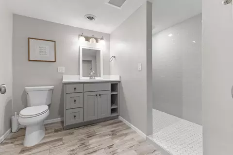 Bath - 8100 Oakmere Rd, Bloomington, MN 55438 photo 7 of 8