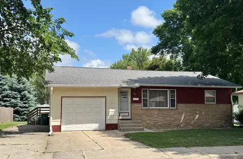 907 Poplar Ave, Marshall, MN 56258