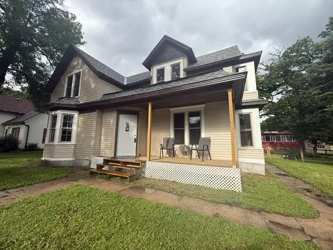 212 N Murphy St, Lake Crystal, MN 56055