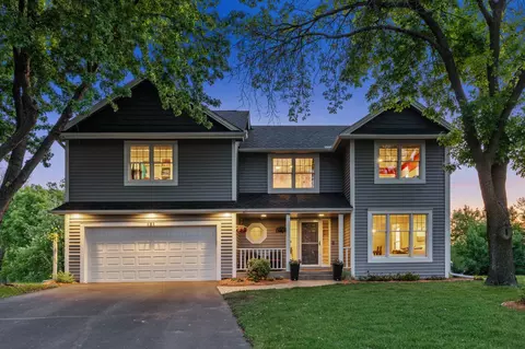 181 Cascade Ct, Chanhassen, MN 55317