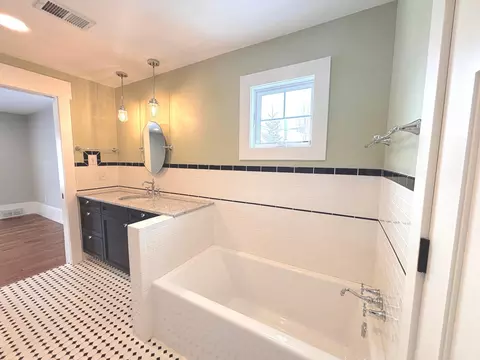 Bath - 2718 Northridge Dr, Duluth, MN 55811 photo 6 of 6