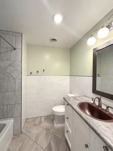 Bath - 2718 Northridge Dr, Duluth, MN 55811 photo 3 of 6