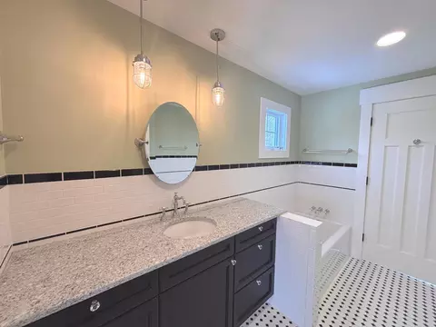 Bath - 2718 Northridge Dr, Duluth, MN 55811 photo 5 of 6