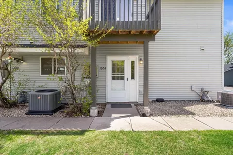 1604 Helmo Ave N, Oakdale, MN 55128