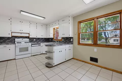 821 Ash Ave, Bird Island, MN 55310