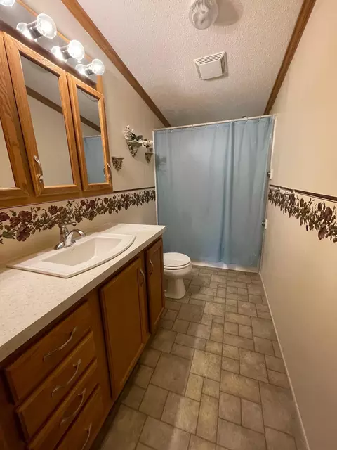 Bath - 708 1st St E, Milaca, MN 56353 photo 2 of 3