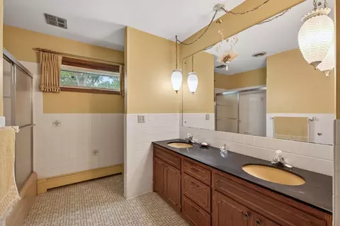 Bath - 755 3rd Ave NW, Milaca, MN 56353 photo 2 of 3
