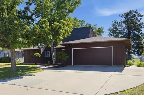 2504 18th St S, Moorhead, MN 56560