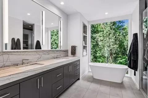 Bath - 1058 E Circle Dr, Wayzata, MN 55391 photo 2 of 4