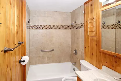 Bath - 709 9th Ave NE, Brainerd, MN 56401 photo 1 of 1