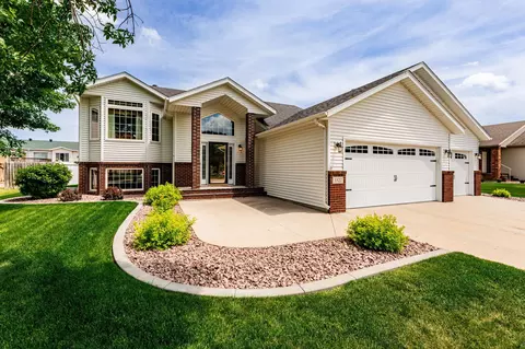 3322 Jackson St S, Fargo, ND 58104