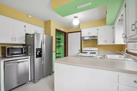 Kitchen - 903 Circle Dr, Buffalo, MN 55313 photo 2 of 6
