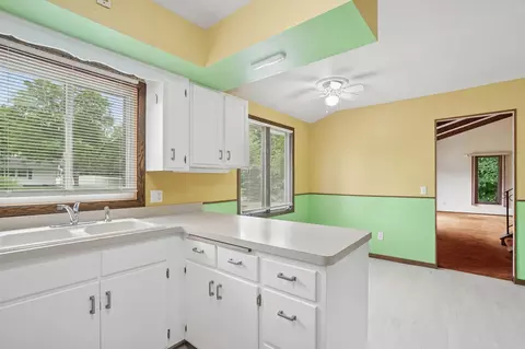 Kitchen - 903 Circle Dr, Buffalo, MN 55313 photo 5 of 6