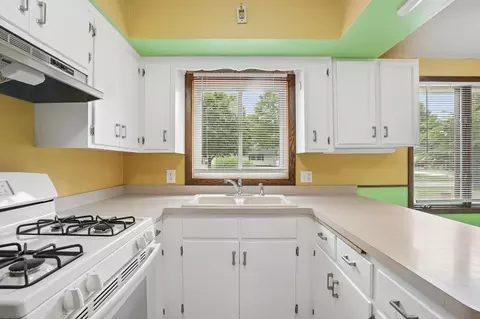 Kitchen - 903 Circle Dr, Buffalo, MN 55313 photo 4 of 6
