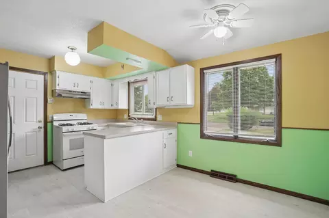 Kitchen - 903 Circle Dr, Buffalo, MN 55313 photo 3 of 6