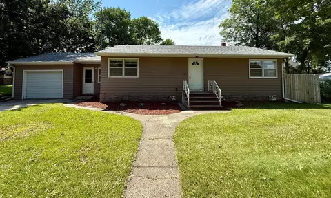 220 S 4th St, Bird Island, MN 55310