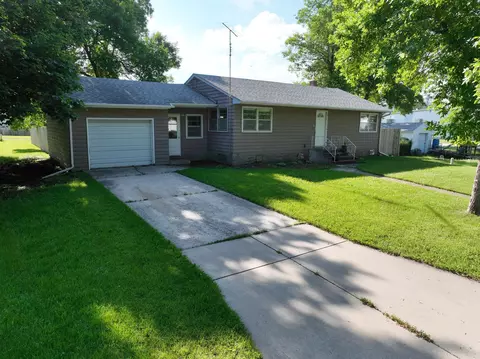 220 S 4th St, Bird Island, MN 55310