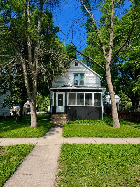 807 5th St S, Moorhead, MN 56560