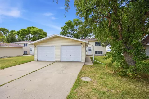 910-912 32nd St N, Fargo, ND 58102