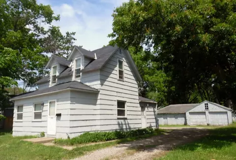 643 W Broadway Ave, Forest Lake, MN 55025
