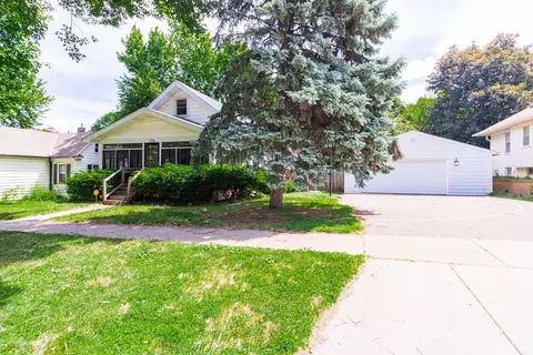 1194 Farrington St, Saint Paul, MN 55117