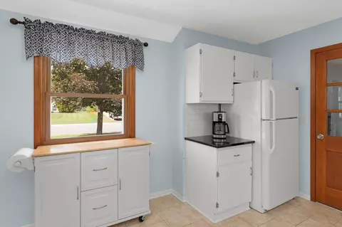 Kitchen - 8336 Ewing Rd, Bloomington, MN 55431 photo 4 of 6