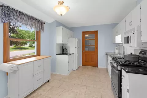 Kitchen - 8336 Ewing Rd, Bloomington, MN 55431 photo 2 of 6