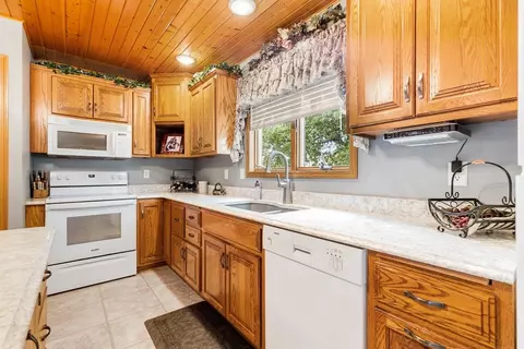 Kitchen - 2693 225th Ave, Marshall, MN 56258 photo 4 of 8