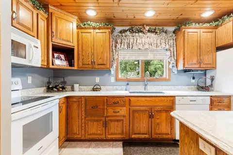 Kitchen - 2693 225th Ave, Marshall, MN 56258 photo 6 of 8