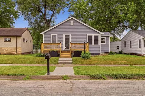 527 S 2nd St, La Crescent, MN 55947
