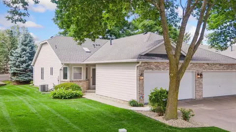 710 Emerald Rdg, Roseville, MN 55113
