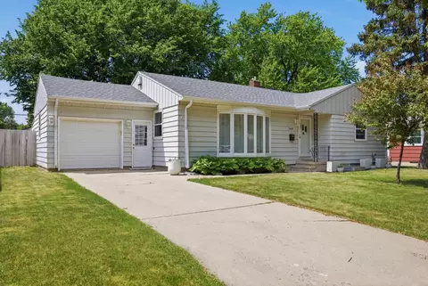 1437 11th St S, Fargo, ND 58103