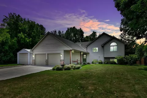 31066 Cedar Ridge Dr, Lindstrom, MN 55045