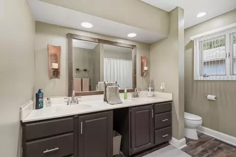 Bath - 2685 Halstead Ln, Mound, MN 55364 photo 1 of 2
