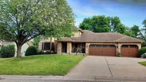 156 Red Oaks Dr, Vadnais Heights, MN 55127