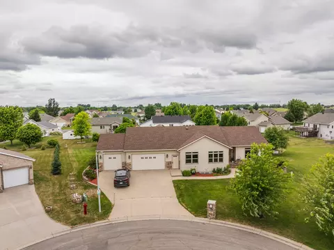 969 32nd St S, Moorhead, MN 56560