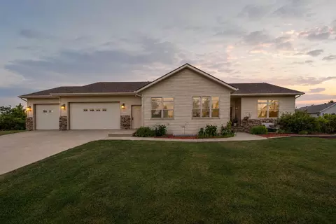 969 32nd St S, Moorhead, MN 56560