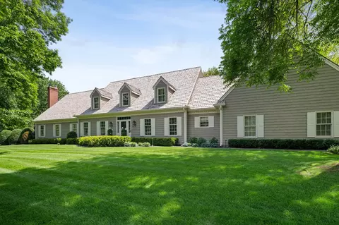 235 Hollander Rd, Wayzata, MN 55391