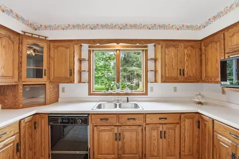 Kitchen - 1850 E 49th St SE, Saint Cloud, MN 56304 photo 4 of 6