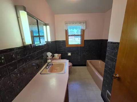 Bath - 2202 Windsor Rd, Albert Lea, MN 56007 photo 1 of 2