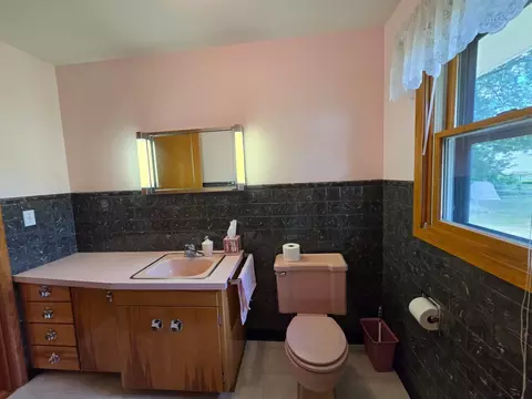 Bath - 2202 Windsor Rd, Albert Lea, MN 56007 photo 2 of 2