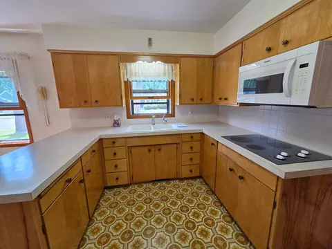 Kitchen - 2202 Windsor Rd, Albert Lea, MN 56007 photo 3 of 4